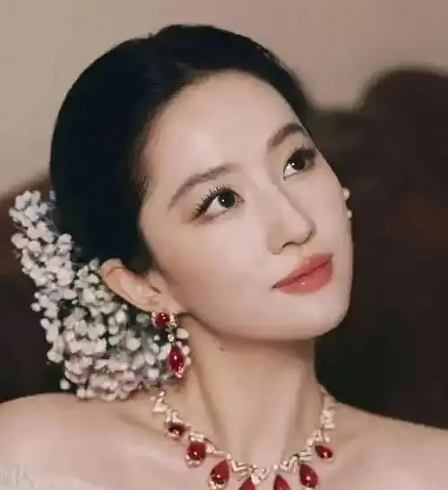 刘亦菲暂未进组新剧，杨紫《家业》定档央视八套，辛芷蕾获威尼斯影后 _ 细节速览