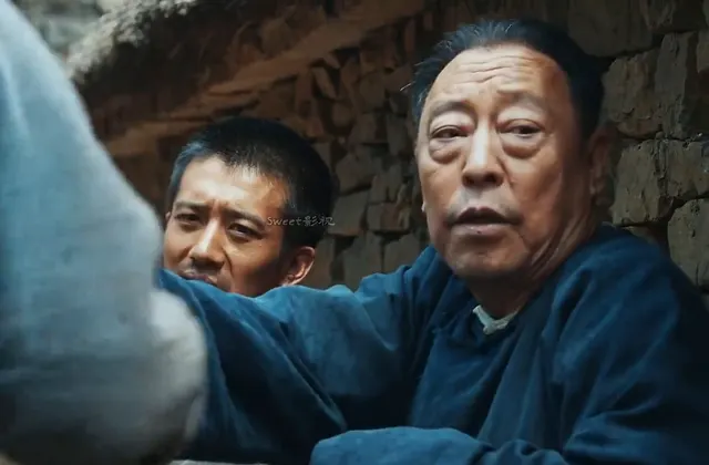 《生万物》剧中傻挑怀孕情节引观众对筐子角色动机质疑 _ 相关图片